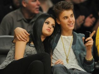 2041  320x240 justin selena pussas lakers spurs match 22 Justin och Selena pussades under matchen mellan Lakers vs Spurs [bilder+video]