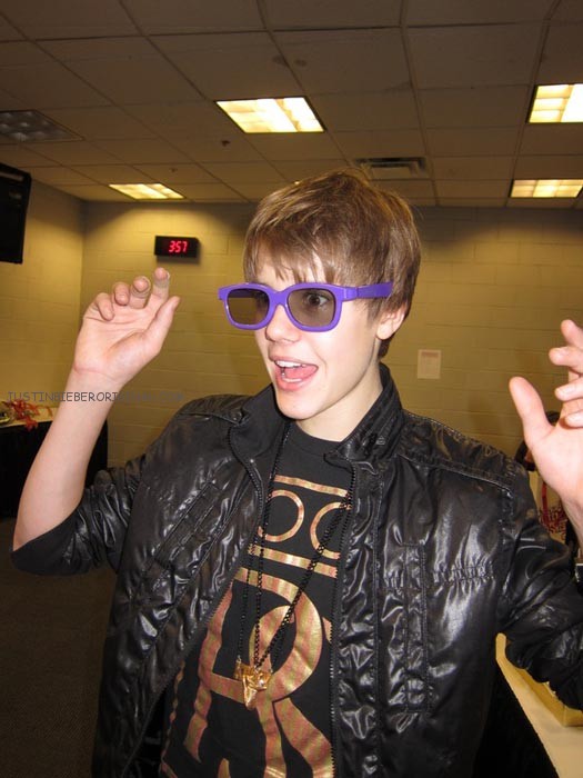Justin Bieber med lila glasögon