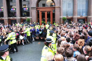 Justin Biebers konsert i Liverpool: Kaos utanför hotellet