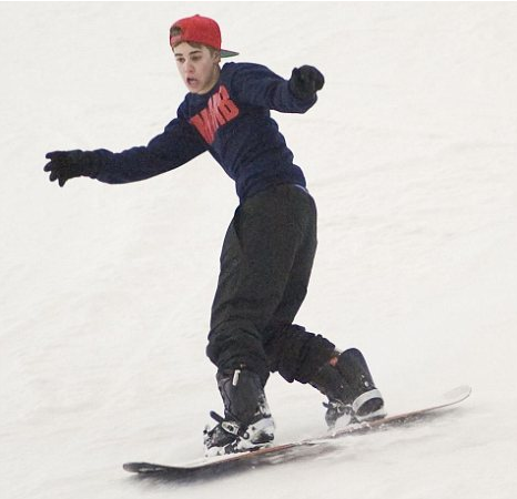 Justin Bieber åker snowboard