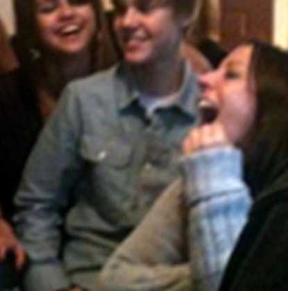 Justin sitter i Selenas knä