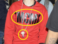 Justin Bieber med YMCMB-tröja och Stewie-halsband