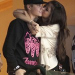 Selena pussar på Justin