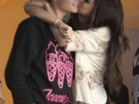 Selena pussar på Justin