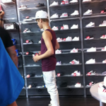 Justin shoppar sneakers