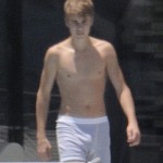 Justin Bieber bar överkropp med kalsonger