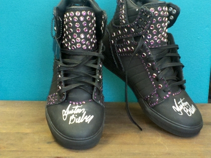 Justin Bieber donerar Supra-skor till välgörenhetsauktion