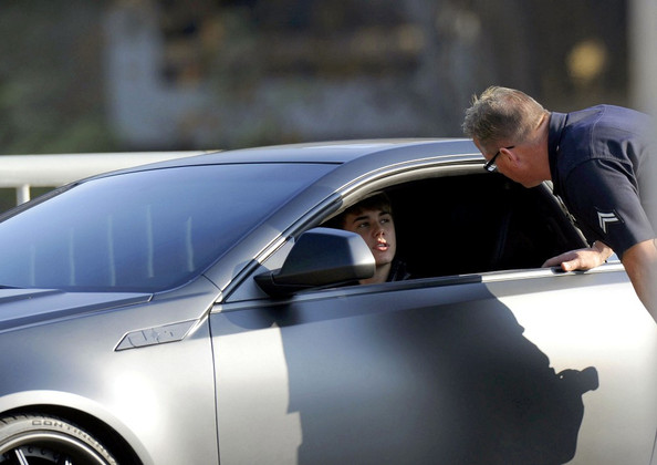 Bild på när Justin Bieber stoppades av polisen i sin Batmobile