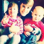 Justin Bieber med syskonen Jaxon och Jazzy