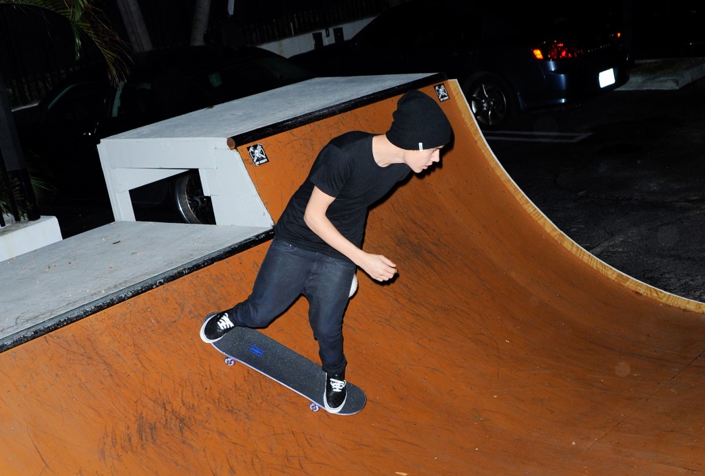 Justin Bieber åker skateboard @ studion i Miami