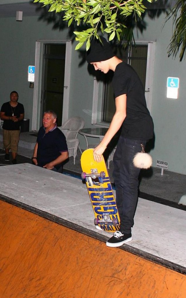 Justin Bieber åker skateboard @ studion i Miami