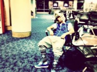 Bild på Justin Bieber som sover på flygplatsen