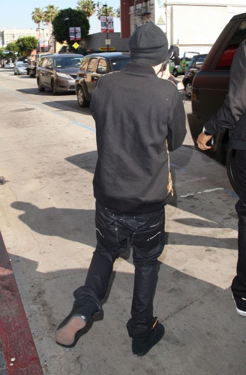 Bieber döljer ansiktet när han lämnar dansskola
