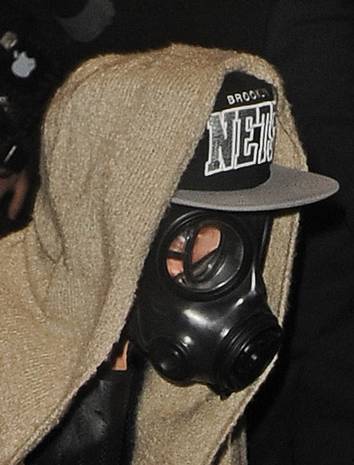 Bieber i gasmask