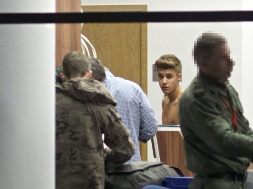 Justin med bar överkropp på flytplatsen i Polen