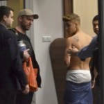 Justin i bar överkropp i säkerhetskontrollen
