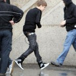 Justin Bieber tappar nästan byxorna i regnet i Paris