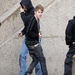 Justin Bieber tappar nästan byxorna i regnet i Paris