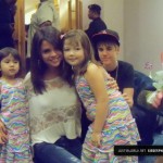 Justin och Selena tar kort med barn i Malaysia