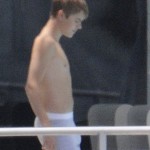 Justin Bieber bar överkropp med kalsonger