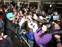 Flicka lägger ut sin oskuld på auktion- i utbyte mot biljett till Justin Biebers konsert