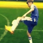 Bild på när Justin Bieber spelar fotboll med Chelsea