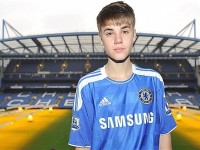 Bild på när Justin Bieber spelar fotboll med Chelsea