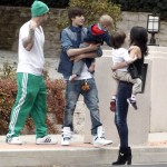 Justin, hans pappa, syskon och Selena i LA