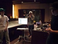 Bild på Justin i studion