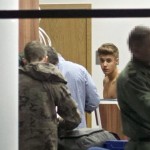 Justin i bar överkropp i säkerhetskontrollen